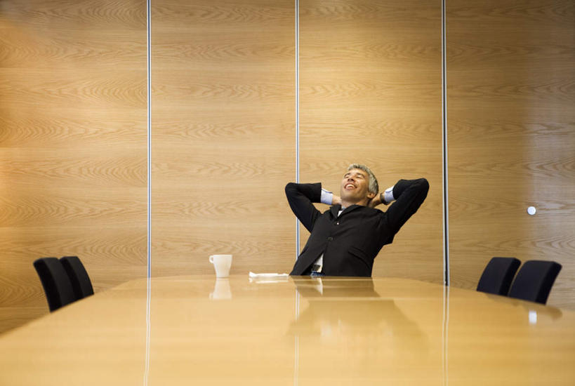 西方人,一个人,商务人士,商务男性,办公室,坐,笑,微笑,露齿笑,横图,室内,白天,正面,衬衫,桌子,杯子,椅子,欧洲,欧洲人,仅一个男性,仅一个人,仅一个中年男性,阴影,套装,光线,木制,影子,塑料,办公桌,墙,记事本,墙壁,墙面,阳光,本子,笔记本,会议椅,木制品,塑料制品,塑料杯,后仰,办公椅,商务装,工薪阶层,商务椅,培训椅,男人,男性,中年男性,白种人,白领,上班族,坐着,半身,彩图,衬衣