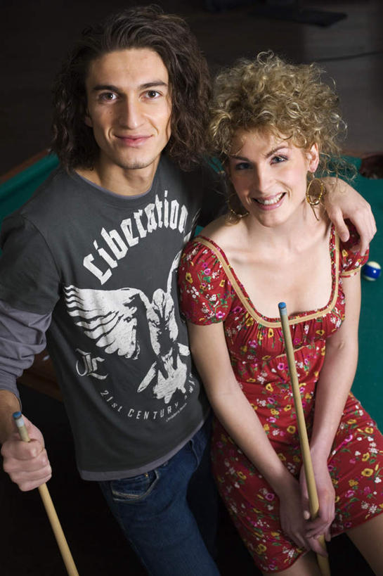 西方人,两个人,伙伴,朋友,坐,抱,笑,微笑,露齿笑,竖图,俯视,室内,白天,友谊,台球,欧洲,欧洲人,握,撞球,阴影,光线,球杆,影子,拿,拿着,运动器械,彩球,阳光,耳环,健身器械,握着,抱着,台球桌,搂着,健身器材,斯诺克,斯诺克球,斯诺克台球,耳饰,友情,桌球,男人,男性,年轻男性,年轻女性,女人,女性,白种人,搂,搂抱,抬头,仰头,坐着,半身,彩图,高角度拍摄,运动器材