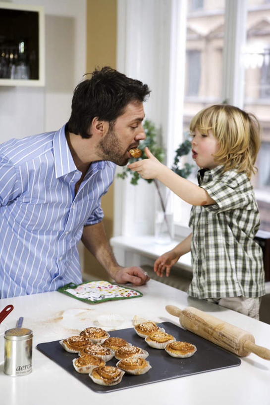 点心,西方人,儿童,两个人,父亲,儿子,家,站,竖图,室内,白天,正面,爱情,旅游,度假,纯洁,美景,厨房,窗户,柜子,桌子,城市风光,标志建筑,城市,地标,建筑,叶子,金属制品,欧洲,欧洲人,弯腰,咬,阴影,朦胧,模糊,光线,金属,包装,罐子,影子,房屋,屋子,景观,公寓,调料,食品,甜点,甜品,绿叶,调味品,浪漫,调味料,娱乐,蛋挞,建设,洋房,楼房,玻璃窗,相视,住宅,装饰品,食物,糕点,小孩,阳光,戒指,容器,饰品,首饰,橱柜,垫子,甜食,站着,享受,休闲,父子,面对面,嫩叶,景色,恩爱,放松,父爱,可爱,童年,童趣,抬手,对视,信物,咬着,权利,相对,板子,童真,烂漫,无邪,相看,弯身,手饰,天真,杆子,男孩,男人,男性,年轻男性,白种人,孩子,叶,叶片,站立,半身,彩图,房子,灶间,男生