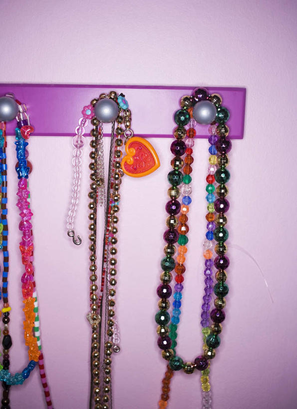 无人,竖图,室内,特写,白天,正面,爱情,项链,珠宝,一排,许多,吊挂,悬挂,阴影,爱心,整齐,装饰,光线,影子,墙,浪漫,挂,墙壁,墙面,装饰品,排列,粉色,阳光,饰品,首饰,温暖,温馨,心形,恩爱,华丽,修饰,点缀,吊钩,和睦,队列,衬托,美观,雅致,雅观,心型,彩图,融洽