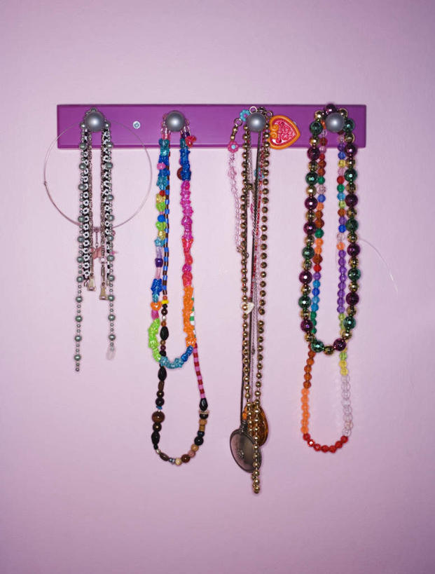 无人,竖图,室内,特写,白天,正面,爱情,项链,珠宝,一排,许多,吊挂,悬挂,阴影,爱心,整齐,装饰,光线,影子,墙,浪漫,挂,墙壁,墙面,装饰品,排列,粉色,阳光,饰品,首饰,温暖,温馨,心形,恩爱,华丽,修饰,点缀,吊钩,和睦,队列,衬托,美观,雅致,雅观,心型,彩图,融洽