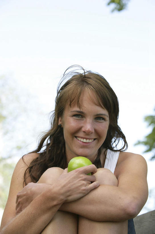 西方人,手,头发,一个人,坐,笑,双手交叉,微笑,露齿笑,竖图,室外,特写,白天,正面,苹果,水果,叶子,欧洲,欧洲人,仅一个年轻女性,仅一个女性,仅一个人,抱腿,握,阴影,朦胧,模糊,新鲜,光线,影子,生食,食品,果实,绿叶,拿,拿着,注视,食物,黄色,天空,阳光,耳环,观察,看,手部,嫩叶,握着,有机食品,绿色食品,观看,察看,关注,耳饰,年轻女性,女人,女性,白种人,手臂,叶,叶片,坐着,半身,彩图