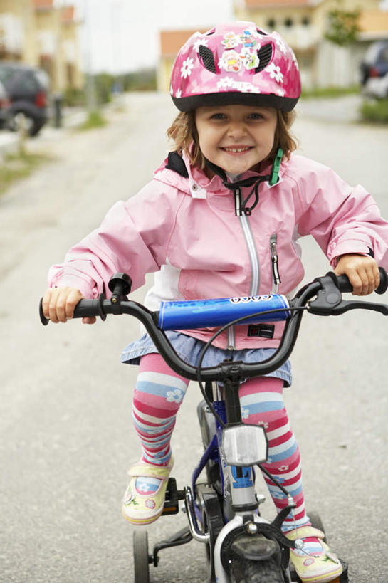 西方人,儿童,一个人,家,坐,笑,摸,微笑,露齿笑,竖图,室外,白天,正面,旅游,度假,游戏,纯洁,草地,美景,植物,城市风光,城市,道路,建筑,路,公路,汽车,帽子,玩具,欧洲,欧洲人,仅一个女性,仅一个人,抚摸,阴影,光线,头盔,影子,房屋,屋子,景观,公寓,交通,玩,小车,注视,娱乐,建设,洋房,楼房,住宅,车,草,树,树木,小孩,骑,绿色,阳光,自然,安全帽,交通工具,轿车,观察,看,仅一个小孩,享受,休闲,景色,放松,可爱,童年,童趣,益智,生长,成长,观看,活动,察看,发泄,关注,消遣,智力,载具,童真,烂漫,无邪,宣泄,天真,女孩,女人,女性,白种人,孩子,马路,触摸,接触,玩耍,嬉戏,坐着,彩图,全身,房子,女生