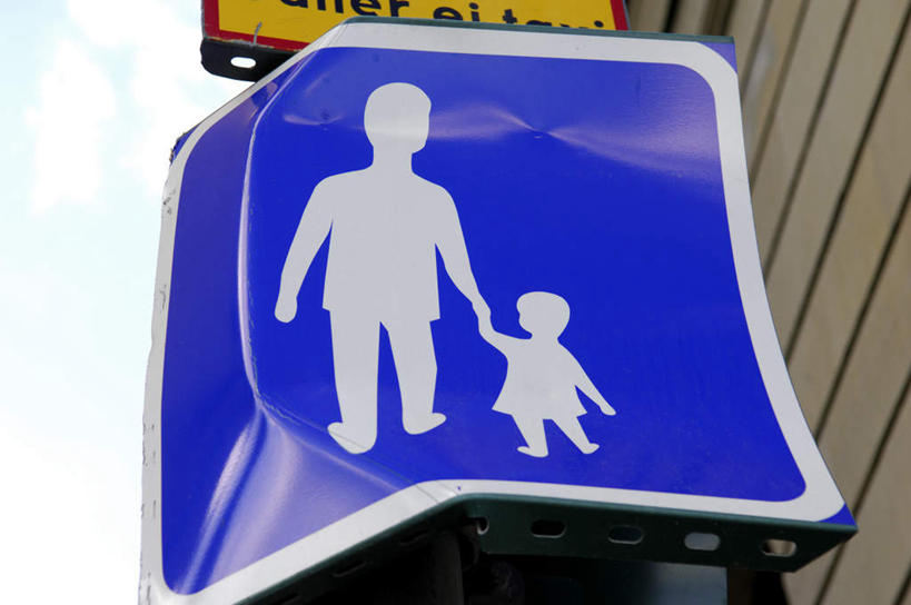 无人,握手,横图,室外,白天,仰视,指示牌,瑞典,欧洲,一块,标志,图案,文字,警告,标识,蓝色,警示,禁止,提醒,斯堪的纳维亚,提示,限制,北欧,斯堪的纳维亚半岛,瑞典王国,危险,搀手,拉手,手搀手,手拉手,手牵手,手握手,彩图,低角度拍摄