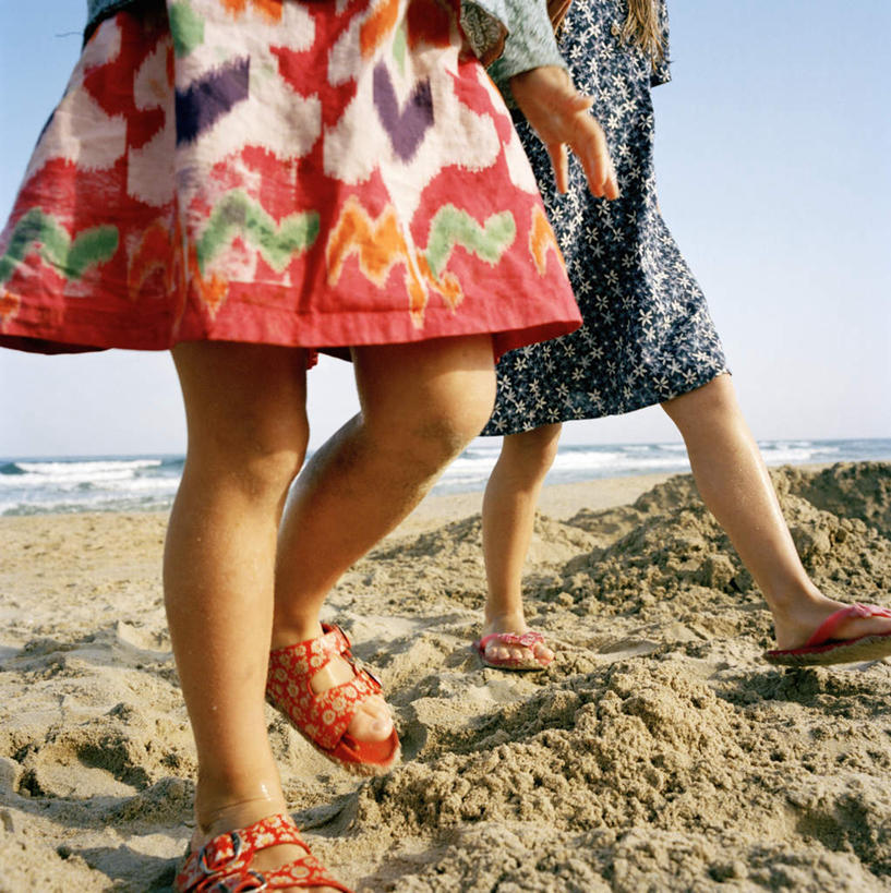 西方人,儿童,两个人,走,竖图,室外,白天,正面,裙子,纯洁,海浪,海洋,沙滩,欧洲,欧洲人,阴影,光线,沙子,影子,海岸,浪花,水平线,海平线,沙地,小孩,蓝色,蓝天,天空,阳光,海水,天,可爱,童年,童趣,短裙,晴朗,半身裙,海景,童真,烂漫,无邪,万里无云,超短裙,天真,女孩,女人,女性,白种人,大海,风浪,海,海水的波动,海滩,近岸浪,涌浪,晴空,晴空万里,步行,散步,走路,半身,彩图,女生