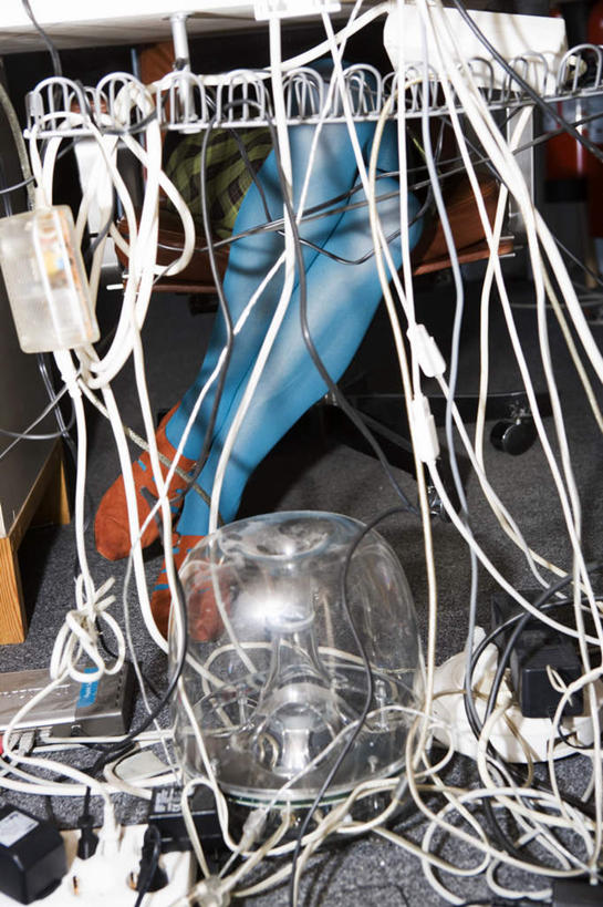 西方人,一个人,坐,竖图,俯视,室外,白天,欧洲,欧洲人,仅一个年轻女性,仅一个女性,仅一个人,电力,电器,电线,线,插座,电能,线路,袜子,一个,蓝色,单个,丝袜,电,电源,电源线,数据线,家用电器,能量,插线板,拖线板,电源转换器,排插,年轻女性,女人,女性,白种人,坐着,半身,彩图,高角度拍摄