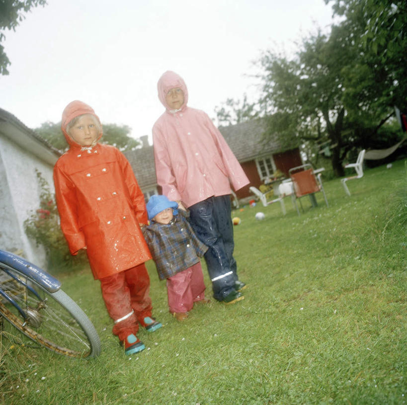 西方人,儿童,三个人,家庭,伙伴,朋友,走,握手,方图,室外,白天,仰视,友谊,纯洁,草地,草坪,植物,自行车,欧洲,欧洲人,一辆,握,拿,拿着,车,脚踏车,草,树,树木,小孩,蓝色,绿色,蓝天,天空,自然,交通工具,天,温暖,温馨,一家人,可爱,童年,童趣,握着,生长,晴朗,成长,和睦,载具,童真,雨具,烂漫,无邪,雨披,万里无云,天真,友情,男孩,男人,男性,女孩,女人,女性,白种人,晴空,晴空万里,步行,搀手,拉手,散步,手搀手,手拉手,手牵手,手握手,走路,彩图,低角度拍摄,全身,融洽,男生,女生