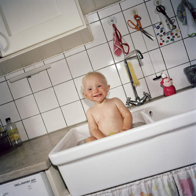 西方人,儿童,一个人,站,笑,微笑,露齿笑,竖图,室外,白天,正面,纯洁,厨房,欧洲,欧洲人,仅一个男性,仅一个人,修剪,工具,罐子,剪刀,水龙头,塑料,洗手池,注视,洗手盆,一个,小孩,瓶子,塑料制品,观察,看,站着,仅一个小孩,可爱,童年,童趣,单个,洗手液,观看,裁剪,察看,剪子,剪裁,切割,关注,童真,烂漫,无邪,天真,男孩,男人,男性,白种人,孩子,站立,彩图,全身,灶间,男生