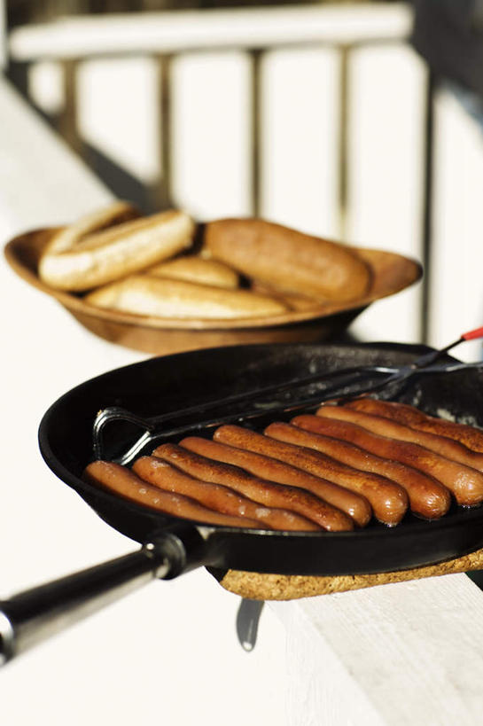 点心,面包,无人,竖图,俯视,室内,特写,白天,烹饪,西餐,静物,厨具,锅子,平底锅,肉,料理,食品,面点,热狗,菜肴,美食,肉类,食物,糕点,快餐,西式,佳肴,锅具,肉食,西式快餐,垃圾食品,烹饪用具,烹调用具,烹调,彩图,高角度拍摄