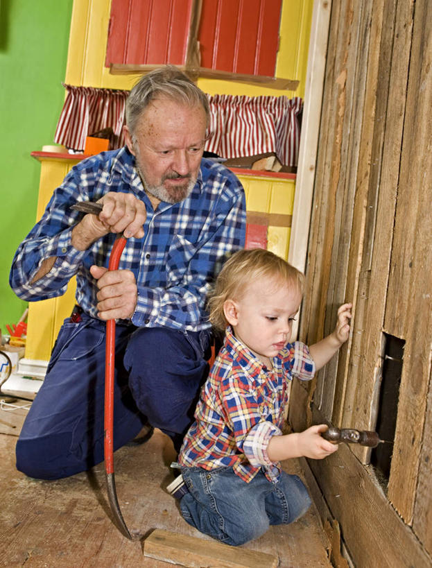 西方人,儿童,老年人,两个人,家庭,祖父,跪,蹲,竖图,室内,白天,正面,纯洁,地板,欧洲,欧洲人,握,棍子,墙,地面,拿,拿着,注视,木地板,墙壁,墙面,一个,小孩,低头,扶,观察,看,温暖,温馨,一家人,可爱,童年,童趣,握着,爷爷,单个,观看,祖孙,冲击钻,电钻,和睦,察看,扶着,关注,童真,烂漫,无邪,外公,外祖父,外孙,电动工具,外孙子,撬棍,天真,老年男性,男孩,男人,男性,白种人,孩子,孙子,蹲着,跪着,彩图,全身,融洽,男生