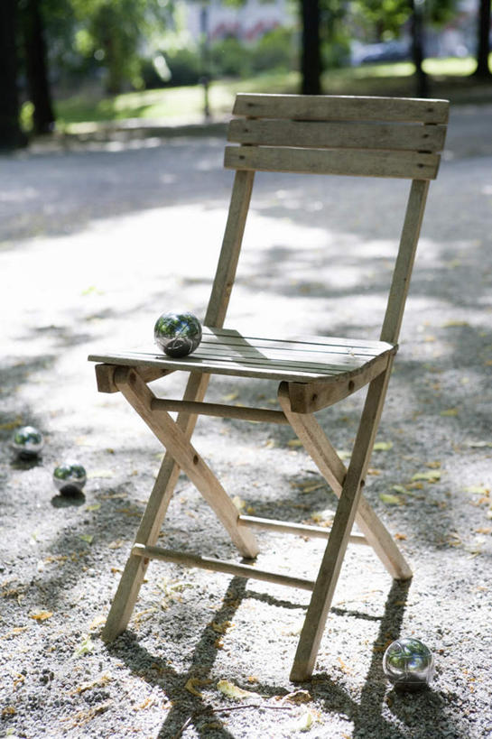 无人,竖图,室外,特写,白天,正面,草地,草坪,森林,树林,植物,静物,椅子,一把,阴影,光线,影子,木椅,草,树,树木,绿色,阳光,自然,保健球,四个,健身球,生长,成长,康复球,老年健身球,彩图