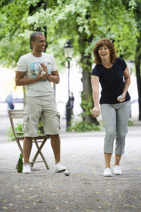 西方人,两个人,夫妻,站,笑,微笑,露齿笑,竖图,室外,白天,正面,爱情,树林,植物,椅子,欧洲,欧洲人,弯腰,握,木椅,浪漫,拿,拿着,注视,树,树木,绿色,自然,保健球,观察,看,站着,健身球,恩爱,握着,恋人,生长,成长,观看,察看,关注,弯身,康复球,老年健身球,男人,男性,年轻男性,年轻女性,女人,女性,白种人,夫妇,情侣,站立,彩图,全身,伴侣