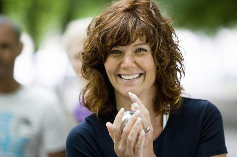 西方人,脸,头,脸颊,两个人,夫妻,站,举,笑,微笑,露齿笑,横图,室外,特写,白天,正面,爱情,欧洲,欧洲人,握,朦胧,模糊,浪漫,拿,拿着,一个,保健球,托,站着,健身球,恩爱,握着,恋人,单个,康复球,老年健身球,男人,男性,年轻男性,年轻女性,女人,女性,白种人,头部,脸部,脸蛋,面部,夫妇,情侣,举起,举手,举着,向上举,向上伸,向上托,站立,半身,彩图,伴侣