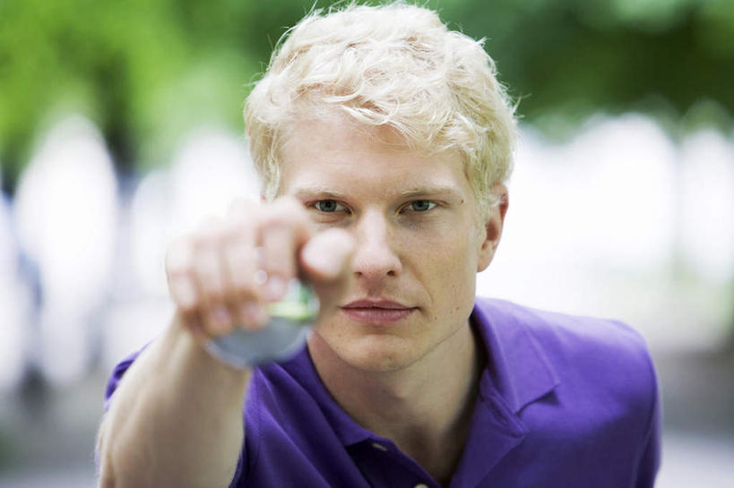 西方人,一个人,站,举,横图,室外,特写,白天,正面,植物,欧洲,欧洲人,仅一个男性,仅一个人,握,朦胧,模糊,拿,拿着,注视,树,树木,仅一个年轻男性,绿色,自然,保健球,观察,看,托,站着,健身球,握着,生长,成长,观看,察看,关注,康复球,老年健身球,男人,男性,年轻男性,白种人,举起,举手,举着,向上举,向上伸,向上托,站立,半身,彩图