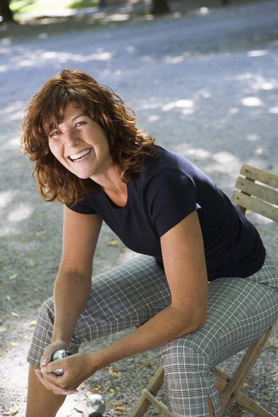 西方人,一个人,坐,笑,微笑,露齿笑,竖图,俯视,室外,白天,道路,路,公路,椅子,欧洲,欧洲人,仅一个年轻女性,仅一个女性,仅一个人,阴影,服装,光线,影子,木椅,交通,扭头,注视,休闲装,一个,衣服,黑色,阳光,保健球,观察,看,转头,休闲,休闲服,健身球,服饰,单个,观看,察看,关注,康复球,老年健身球,年轻女性,女人,女性,白种人,马路,坐着,半身,彩图,高角度拍摄