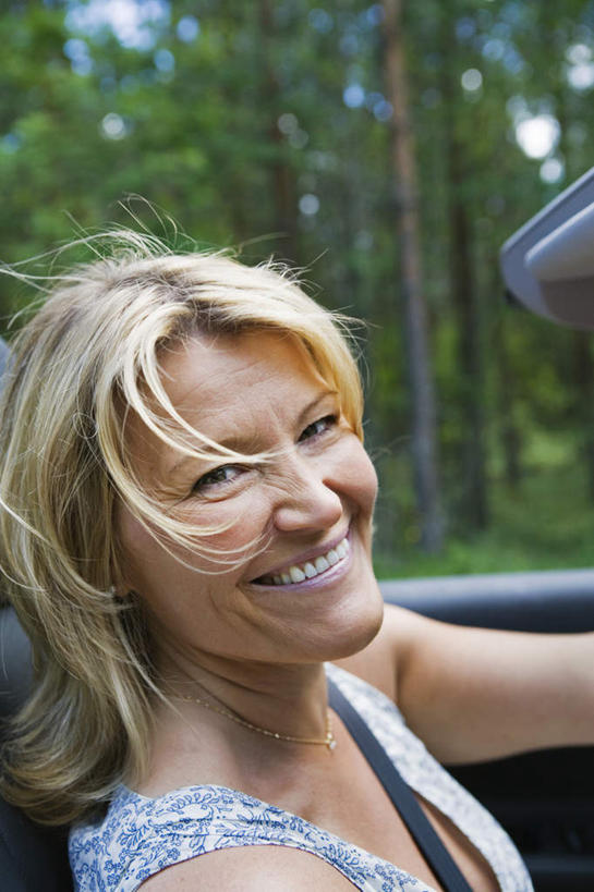 西方人,脸,头,脸颊,一个人,坐,笑,微笑,露齿笑,竖图,室外,白天,侧面,树林,植物,瑞典,欧洲,欧洲人,仅一个女性,仅一个人,服装,朦胧,模糊,扭头,休闲装,树,树木,衣服,绿色,自然,转头,仅一个中年女性,休闲,休闲服,服饰,生长,成长,斯堪的纳维亚,北欧,斯堪的纳维亚半岛,瑞典王国,女人,女性,中年女性,白种人,头部,脸部,脸蛋,面部,坐着,半身,彩图