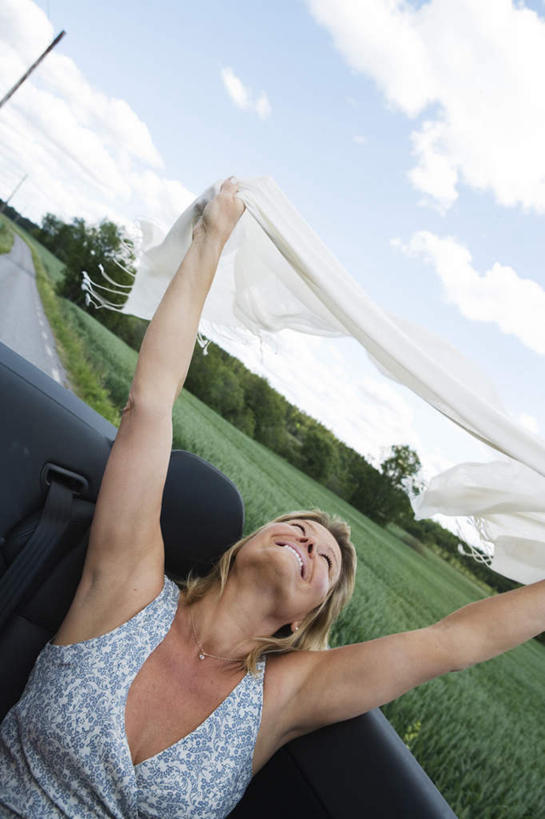 西方人,一个人,坐,举,笑,微笑,露齿笑,竖图,室外,白天,仰视,草地,草坪,植物,瑞典,欧洲,欧洲人,仅一个女性,仅一个人,服装,丝巾,云,云朵,云彩,注视,休闲装,草,树,树木,一个,衣服,蓝色,绿色,白云,蓝天,天空,自然,天,看,托,仅一个中年女性,休闲,休闲服,服饰,生长,晴朗,单个,成长,斯堪的纳维亚,关注,北欧,斯堪的纳维亚半岛,丝织品,瑞典王国,女人,女性,中年女性,白种人,晴空,举起,举手,举着,抬头,向上举,向上伸,向上托,仰头,坐着,半身,彩图,低角度拍摄