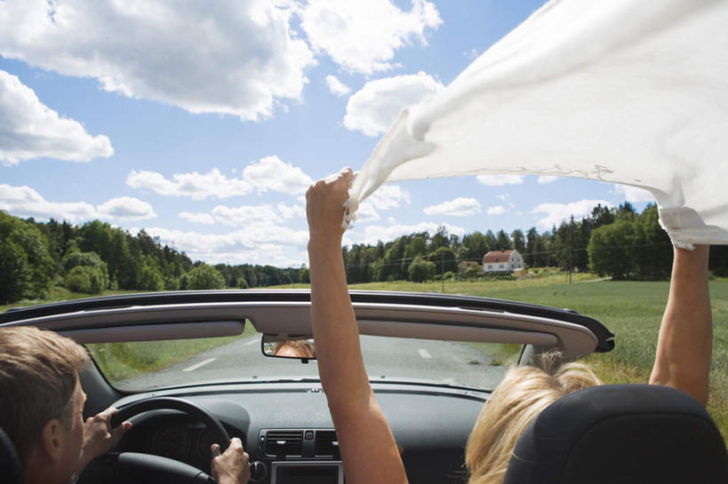 西方人,两个人,夫妻,坐,举,横图,室外,白天,爱情,草地,草坪,植物,瑞典,欧洲,欧洲人,握,丝巾,云,云朵,浪漫,拿,云彩,拿着,草,树,树木,一个,背面,蓝色,绿色,白云,蓝天,天空,自然,天,驾驶,托,行驶,恩爱,握着,恋人,生长,晴朗,单个,成长,操纵,控制,斯堪的纳维亚,北欧,斯堪的纳维亚半岛,操控,丝织品,把持,瑞典王国,男人,男性,女人,女性,中年男性,中年女性,白种人,夫妇,情侣,晴空,举起,举手,举着,向上举,向上伸,向上托,坐着,半身,彩图,伴侣