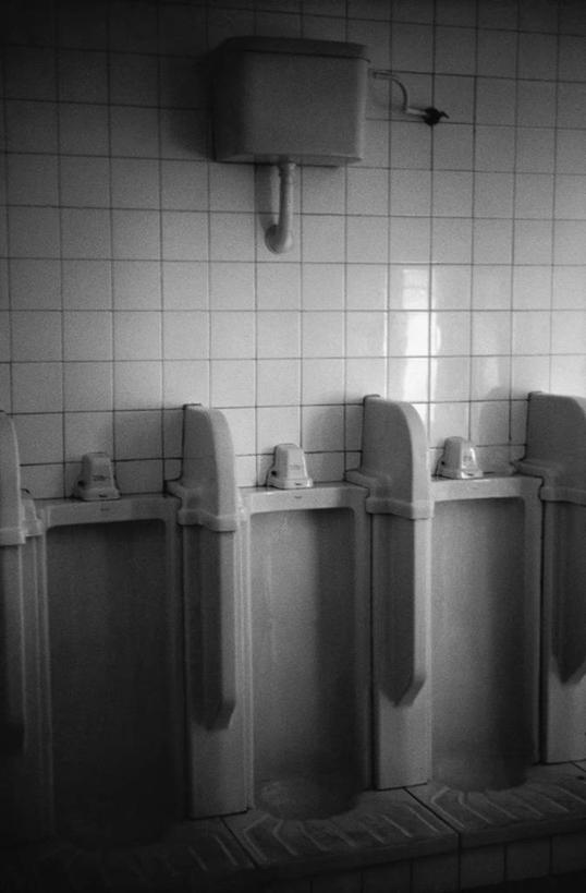 无人,竖图,黑白,室内,白天,正面,建材,卫生间,洗手间,建筑,静物,一排,整齐,材料,瓷砖,陶瓷,墙,陶瓷制品,墙砖,墙壁,墙面,排列,建造,队列,夜壶,公厕,公共厕所,快捷,方便,厕所,墙面砖,便壶,尿壶