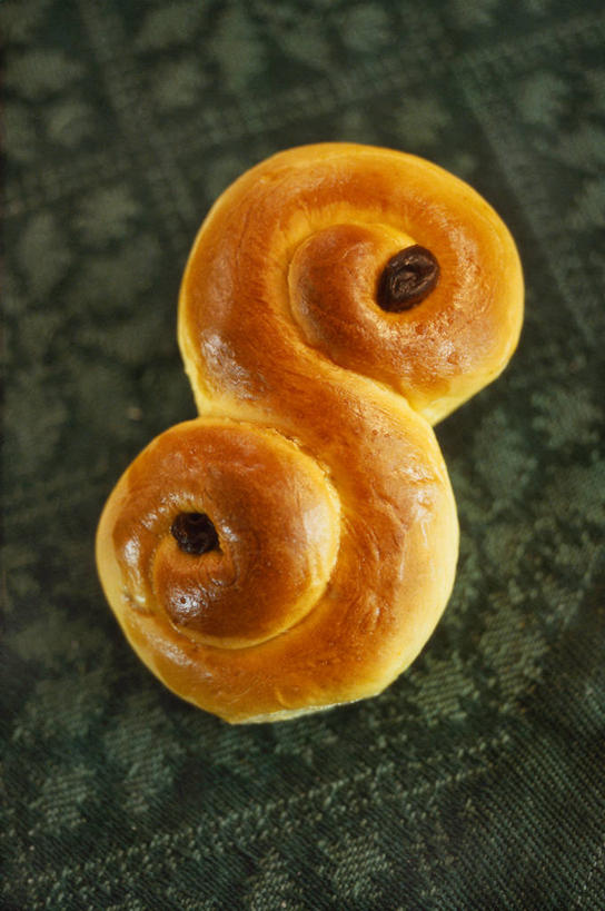 点心,面包,无人,竖图,俯视,室内,特写,白天,阴影,反射,布料,螺旋,影子,食品,面点,布纹,桌布,食物,糕点,一个,餐巾,台布,单个,餐桌布,彩图,高角度拍摄