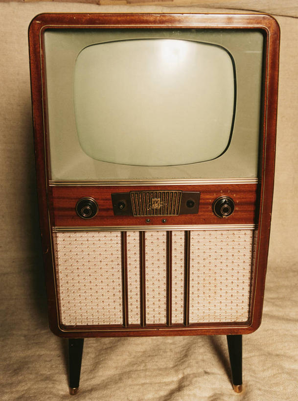 无人,竖图,室内,白天,正面,零件,电路,静物,电视,关闭,阴影,反射,影子,开关,按钮,打开,一台,开启,彩电,彩色电视机,显像管屏,显像管屏幕,闭合,电视机,彩图