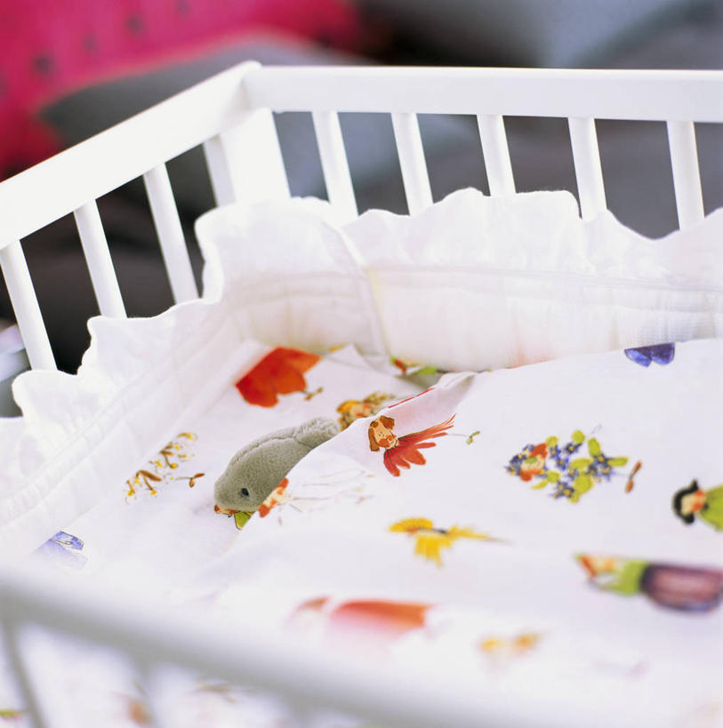 无人,栏杆,竖图,俯视,室内,特写,白天,游戏,安全,床,静物,玩具,阴影,朦胧,模糊,反射,影子,围栏,玩,娱乐,护栏,休闲,舒服,益智,单人床,婴儿用品,活动,婴儿床,保护,舒适,发泄,消遣,智力,宣泄,玩耍,嬉戏,彩图,高角度拍摄