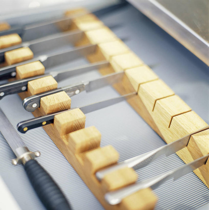 无人,竖图,俯视,室内,特写,白天,静物,金属制品,一排,许多,阴影,整齐,反射,金属,工具,影子,刀具,很多,排列,刀,队列,菜刀,切菜刀,彩图,高角度拍摄