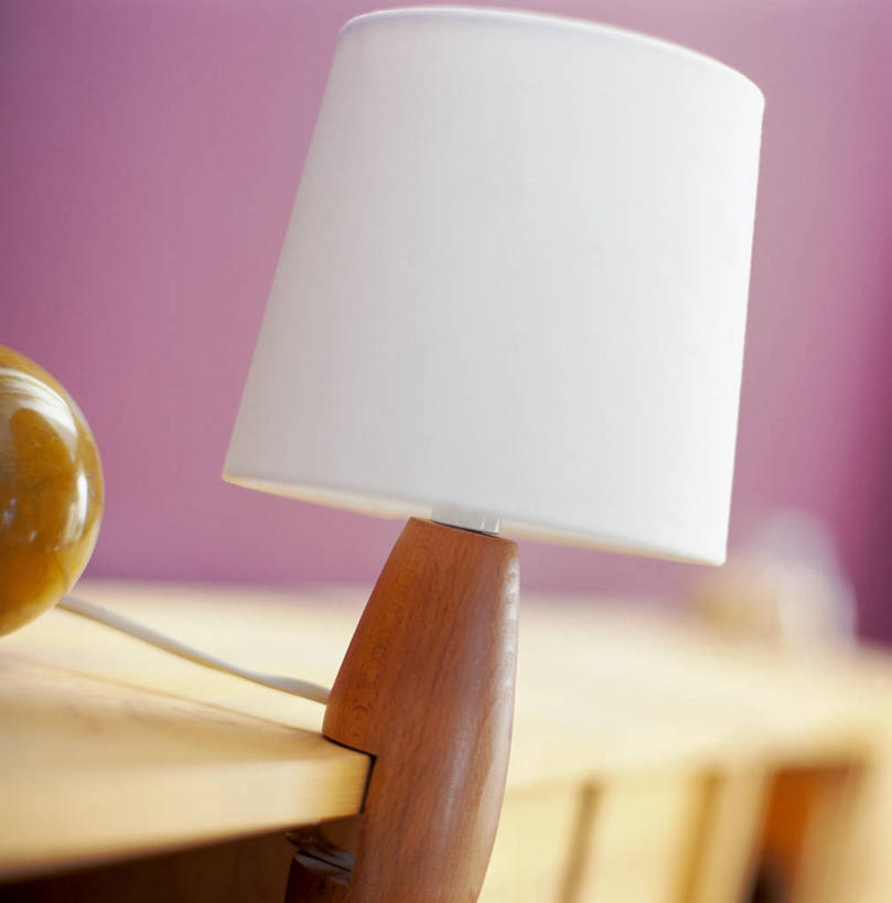 无人,竖图,室内,特写,白天,正面,台灯,静物,照明,阴影,朦胧,模糊,光线,影子,墙,灯光,置物架,架子,墙壁,墙面,灯,灯具,照亮,照明设备,陈列架,搁架,彩图