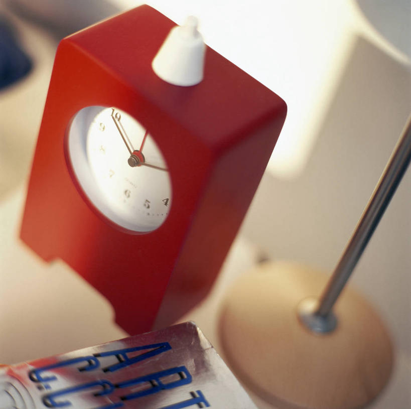 无人,横图,俯视,室内,特写,白天,柜子,静物,闹钟,照明,阴影,朦胧,模糊,时间,光线,时钟,影子,灯光,计时,灯,床头柜,灯具,钟表,表,照亮,照明设备,储存,床头灯,储备,蕴藏,贮备,钟,彩图,高角度拍摄,贮存