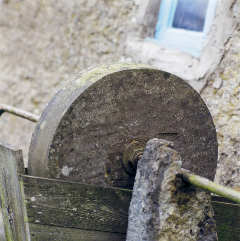 无人,家,农场,竖图,室外,白天,正面,畜牧业,牧场,石头,窗户,石子,房屋,墙,屋子,楼房,玻璃窗,墙壁,墙面,住宅,畜牧,牧业,石块,岩石,彩图,房子