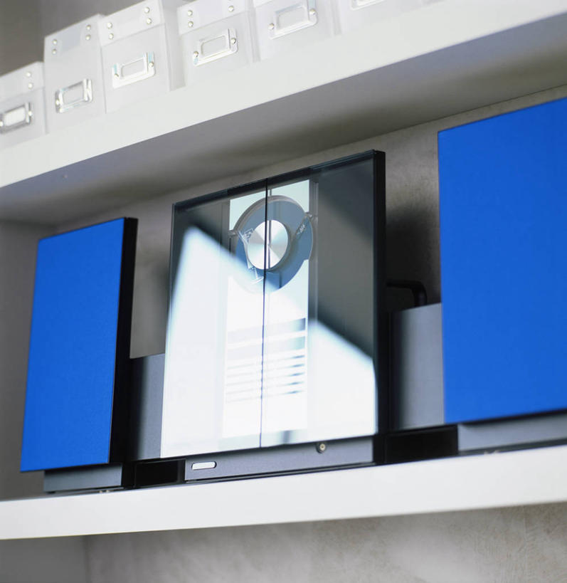 无人,竖图,室内,特写,白天,正面,数据,静物,阴影,反射,信息,光盘,影子,光碟,置物架,存储介质,架子,碟片,存储,陈列架,搁架,彩图