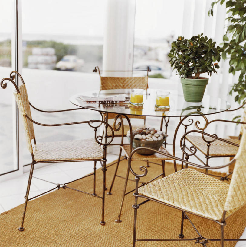 果汁,无人,露台,竖图,室内,白天,正面,植物,餐桌,地毯,阳台,桌子,椅子,花盆,装饰,编织,盆栽,手工艺品,陶瓷,橙汁,盆景,陶瓷制品,织物,饮品,饮料,绿色,自然,容器,工艺品,生长,成长,餐台,储藏,华丽,修饰,点缀,甜橙,储存,可口,衬托,美观,雅致,雅观,适口,橙子,橙,彩图,露天阳台,鹄壳,黄橙,黄果,金橙,金环,金球,糖橙,贮存