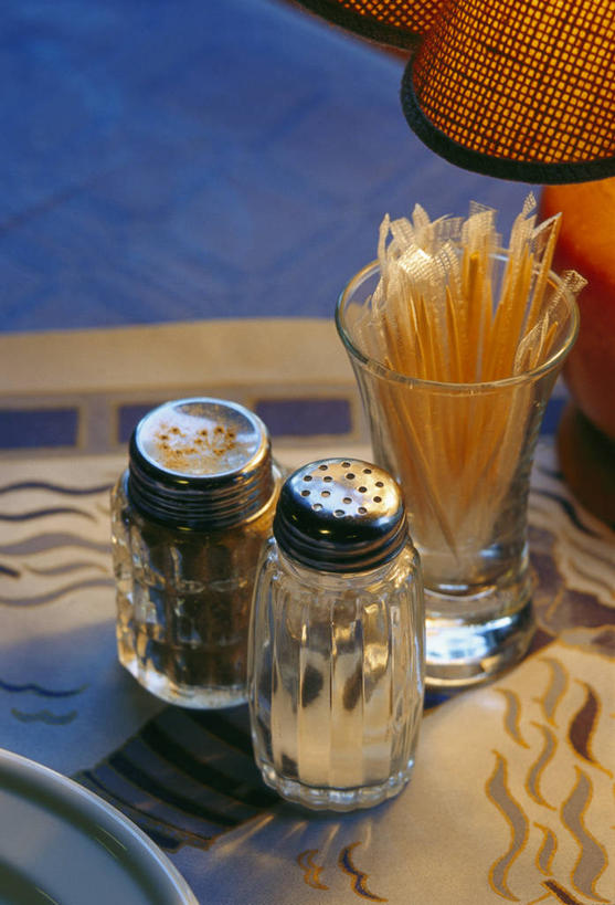 无人,餐厅,竖图,俯视,室内,特写,白天,餐桌,桌子,杯子,阴影,朦胧,模糊,反射,罐子,牙签,影子,调料,盐,调味品,调味料,食盐,玻璃制品,三个,玻璃瓶,瓶子,水杯,餐台,剔牙棒,玻璃杯,彩图,高角度拍摄,餐馆,饭店,饭馆