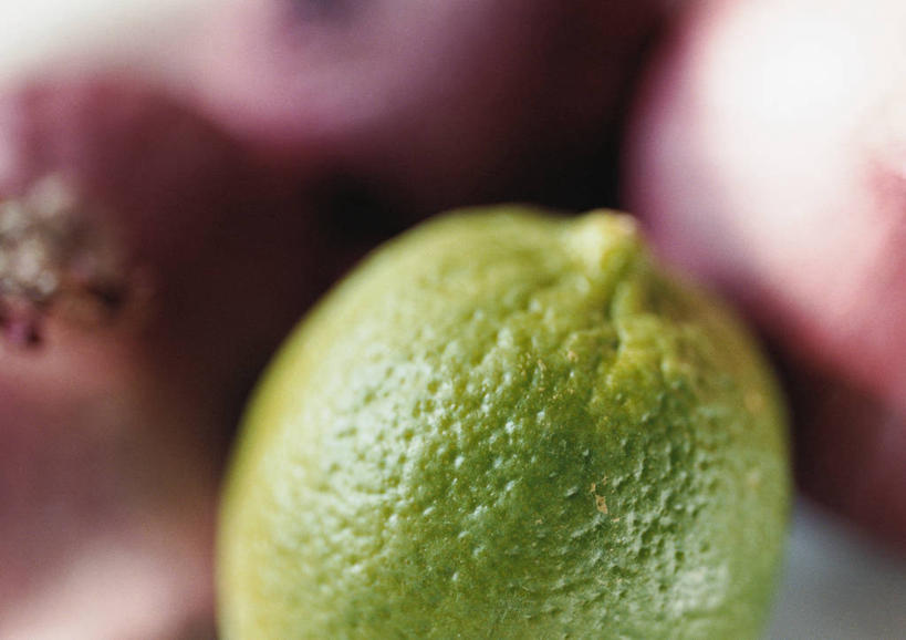 无人,横图,俯视,室内,特写,白天,水果,阴影,朦胧,模糊,新鲜,反射,影子,生食,食品,果实,食物,一个,绿色,有机食品,绿色食品,单个,酸橙,代代,橙子,橙,彩图,高角度拍摄