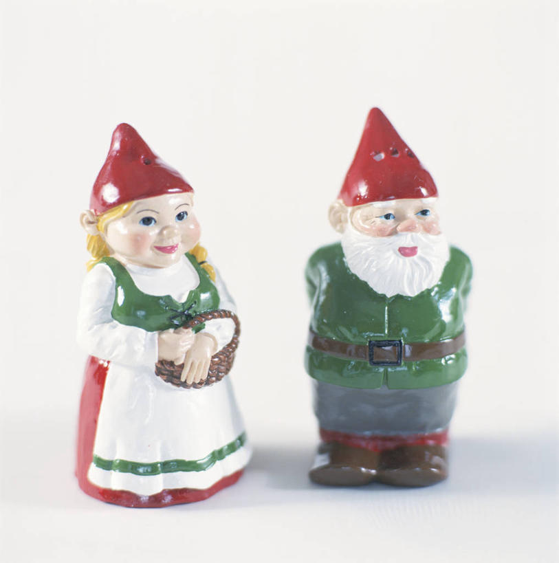 胡须,无人,两个人,站,竖图,室内,特写,白天,白色背景,正面,裙子,帽子,雕塑,圣诞节,圣诞老人,阴影,连衣裙,服装,节日,庆祝,艺术,装饰,反射,雕刻,雕像,影子,食品,糖,糖果,甜点,甜品,注视,文化,食物,衣服,红色,工艺品,甜食,巧克力,观察,看,站着,庆典,圣诞帽,摄影,服饰,影棚,观看,纪念,朱古力,美术,察看,衣着,穿着,关注,主题,陈列,功能,美学,棉帽,两尊,衣饰,老年男性,男人,男性,女人,女性,中年女性,胡子,络腮胡,站立,彩图,全身,影棚拍摄,拍摄