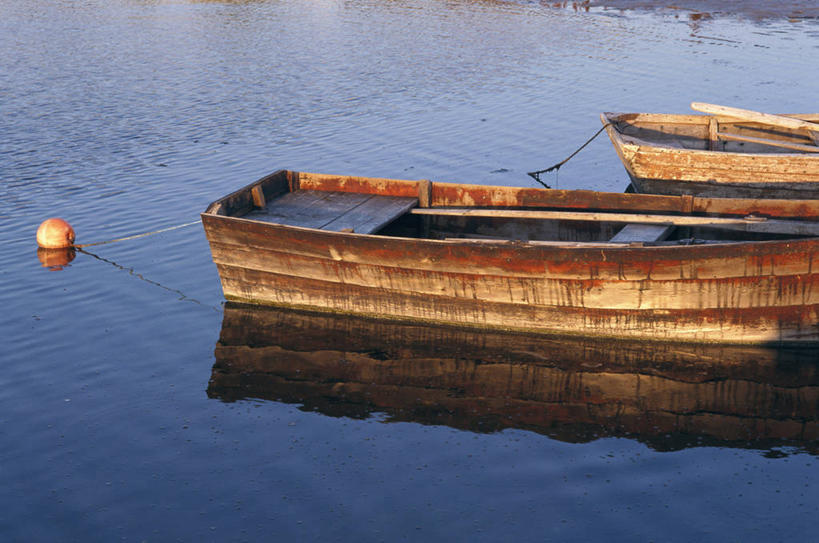 无人,横图,俯视,室外,白天,旅游,度假,河流,美景,水,船,瑞典,欧洲,停靠,阴影,波纹,光线,影子,河水,景观,水流,木船,涟漪,两艘,娱乐,倒影,水纹,阳光,自然,交通工具,波浪,享受,休闲,景色,放松,倒映,舟,斯堪的纳维亚,停泊,自然风光,载具,北欧,斯堪的那维亚,斯堪的那维亚半岛,斯堪的纳维亚半岛,浮球,水晕,哥得兰岛,瑞典王国,反照,彩图,高角度拍摄