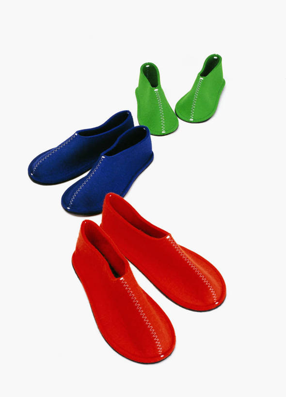 无人,竖图,俯视,室内,特写,白天,白色背景,静物,鞋子,三双,阴影,反射,影子,红色,蓝色,绿色,拖鞋,摄影,影棚,彩图,高角度拍摄,影棚拍摄,拍摄