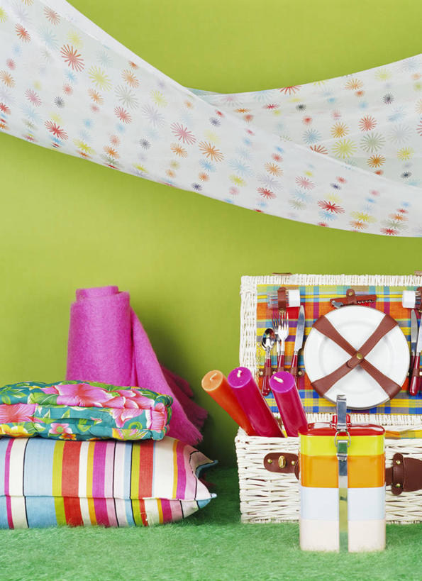 无人,竖图,室内,白天,正面,聚会,靠垫,静物,餐具,蜡烛,阴影,反射,叉子,碟子,篮子,盘,影子,坐垫,墙,野餐,靠枕,墙壁,墙面,绿色,盘子,垫子,碟,枕头,餐叉,野餐垫,野餐地毯,多功能毯,食物篮,野炊,烛炬,进餐用具,彩图,野餐篮