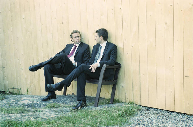 西方人,两个人,同事,商务人士,商务男性,坐,说,横图,室外,白天,正面,鞋,衬衫,讨论,成功,合作,团队,集体,信心,草地,草坪,植物,鞋子,椅子,欧洲,欧洲人,阴影,套装,光线,木制,影子,墙,皮革,二郎腿,注视,队伍,相视,墙壁,墙面,草,绿色,阳光,木制品,观察,看,面对面,搭,观看,对视,察看,领导,互视,成就,搭着,关注,相对,商务装,合伙,领袖,工薪阶层,相看,交流,男人,男性,年轻男性,中年男性,白种人,白领,上班族,沟通,讲话,交谈,商讨,说话,谈话,坐着,彩图,全身,衬衣,皮鞋