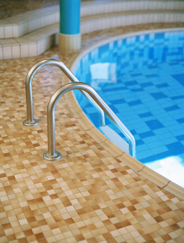 无人,竖图,俯视,室内,白天,水,楼梯,浴室,阴影,反射,瓷砖,地砖,液体,影子,阶梯,墙,水滴,地面,墙壁,墙面,台阶,淋浴房,彩图,高角度拍摄,冲凉房,沐浴间,沐浴室,公共浴室