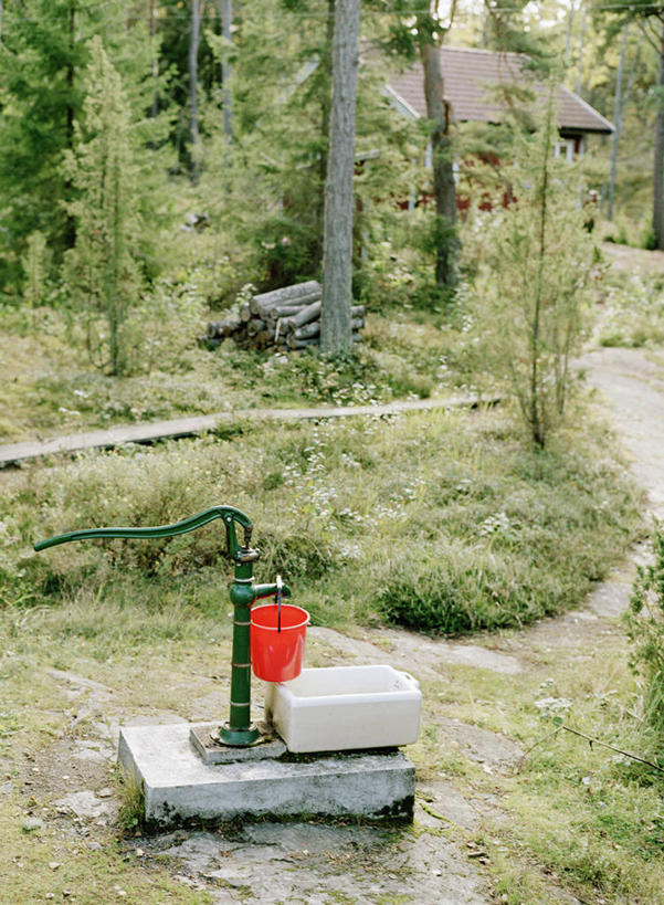 无人,竖图,室外,白天,正面,旅游,度假,机器,美景,森林,树林,植物,道路,路,瑞典,欧洲,桶,塑料,景观,小路,交通,娱乐,树,树木,绿色,自然,容器,塑料制品,享受,休闲,机械,景色,放松,生长,成长,储藏,水泵,塑料桶,斯堪的纳维亚,储存,自然风光,北欧,斯堪的那维亚,斯堪的那维亚半岛,斯堪的纳维亚半岛,瑞典王国,彩图,斯德哥尔摩群岛,贮存