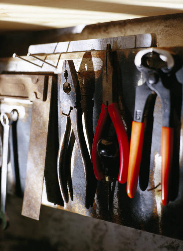 无人,竖图,室内,特写,白天,正面,静物,吊挂,悬挂,阴影,反射,工具,影子,挂,扳手,三角板,扳头,彩图