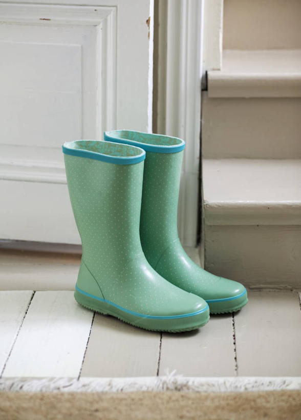 无人,竖图,室内,特写,白天,正面,门,静物,鞋子,一双,阴影,反射,影子,雨鞋,雨靴,墙,靴子,墙壁,墙面,绿色,白色,门框,胶鞋,彩图