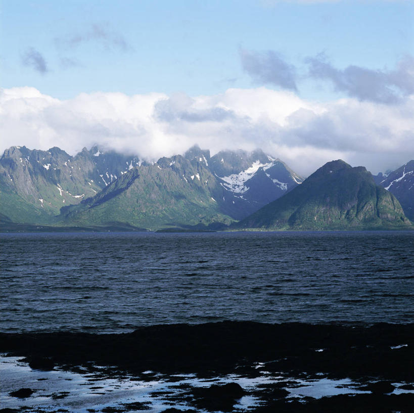 无人,横图,室外,白天,正面,旅游,度假,海浪,海洋,美景,山,山脉,挪威,欧洲,阴影,光线,影子,景观,浪花,山峰,云,云朵,山峦,云彩,娱乐,蓝色,白云,蓝天,天空,阳光,自然,海水,群山,天,享受,休闲,景色,放松,晴朗,斯堪的纳维亚,自然风光,北欧,斯堪的那维亚,斯堪的那维亚半岛,斯堪的纳维亚半岛,海景,挪威王国,罗弗敦群岛,诺尔兰,诺尔兰郡,大海,风浪,海,海水的波动,近岸浪,涌浪,晴空,彩图