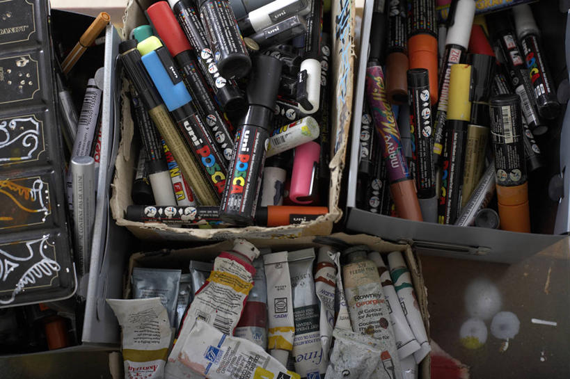 无人,横图,俯视,室内,特写,白天,绘画,静物,一堆,许多,阴影,堆叠,堆积,艺术,反射,笔,影子,纸盒,办公用品,凌乱,盒子,文具,包装盒,记号笔,学习用品,堆,颜料,马克笔,麦克笔,文具用品,美术,混乱,纷乱,缭乱,庞杂,彩图,高角度拍摄,丙烯颜料