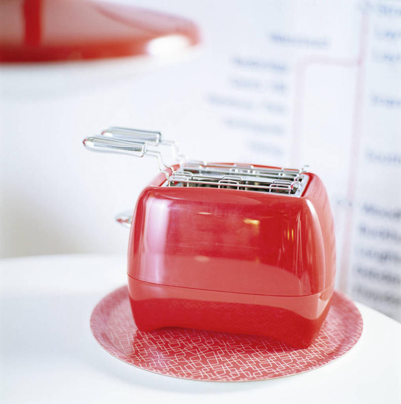 无人,竖图,俯视,室内,特写,白天,桌面,桌子,静物,阴影,朦胧,模糊,反射,木制,电器,影子,墙,烤面包机,饮食,墙壁,墙面,一个,红色,木制品,单个,家电,多士炉,自动面包片烤炉,面包烘烤器,烘培,彩图,高角度拍摄,烘烤