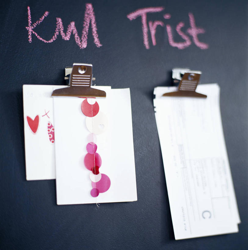 无人,竖图,室内,特写,白天,正面,静物,金属制品,吊挂,悬挂,阴影,反射,金属,英文,标志,文字,影子,字符,字母,办公用品,长尾夹,挂,标识,夹子,学习用品,黑板,教学,账单,英文字母,文具用品,票据,发票,小票,燕尾夹,耐磨,教学黑板,彩图,收据