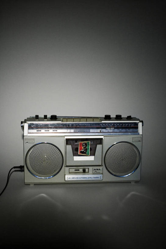 无人,竖图,室内,特写,白天,正面,通讯,数据,静物,阴影,灰色背景,反射,传输,信息,影子,存储介质,设备,一个,收音机,摄影,影棚,单个,磁带,卡带,录音带,存储,信号,无线电,广播,音频线,线缆,紧凑音频盒带,卡式录音带,无线电技术,彩图,影棚拍摄,拍摄,音频连接线