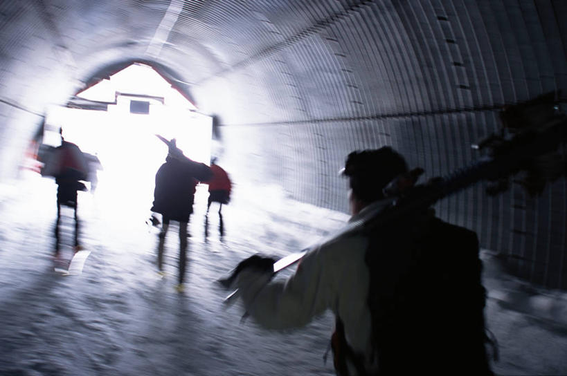 西方人,四个人,伙伴,朋友,走,横图,室外,白天,锻炼,旅游,度假,友谊,运动,雪,大雪,欧洲,欧洲人,握,服装,朦胧,模糊,隧道,工具,器材,积雪,雪景,冬季,冬天,背光,拿,拿着,娱乐,运动器械,背面,衣服,扛,享受,休闲,温暖,器械,健身器械,放松,寒冷,握着,服饰,拐杖,保暖,滑雪板,滑雪杖,御寒,地道,室外运动,健身器材,户外运动,逆光,滑雪服,滑雪装备,严寒,辅助设备,竞技服,旅游服,扛在肩上,冬装,友情,男人,男性,年轻男性,年轻女性,女人,女性,白种人,步行,散步,走路,半身,彩图,健身,运动器材