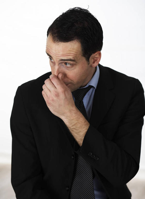 西方人,一个人,商务人士,商务男性,站,竖图,室内,白天,正面,衬衫,窗户,落地窗,欧洲,欧洲人,仅一个男性,仅一个人,仅一个中年男性,套装,领带,注视,玻璃窗,观察,看,站着,遮,遮掩,观看,担忧,察看,掩盖,遮挡,象征,庄重,忧虑,关注,忧郁,商务装,身份,工薪阶层,遮盖,正式,地位,掩饰,担心,男人,男性,中年男性,白种人,白领,上班族,站立,半身,彩图,衬衣,耽心